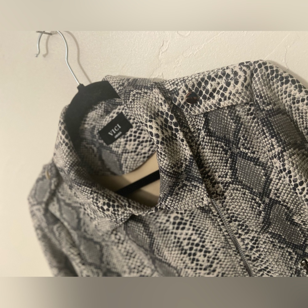 Vici~Neutral~Snakeskin Print~Moto Jacket~Zipper Pockets, Cuffs & Closure~Size S - Picture 6 of 16